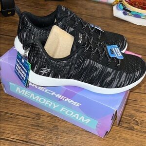 NWT Skechers Vapor Foam Lite Washable Slip On Sneakers in color Spark- 6